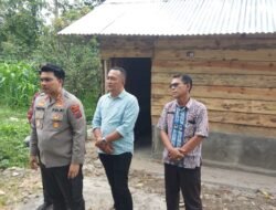 Miris Dengan Kondisi Rumah Warga, Kapolres Toba Bantu Perbaiki Warga Desa Sibaruang