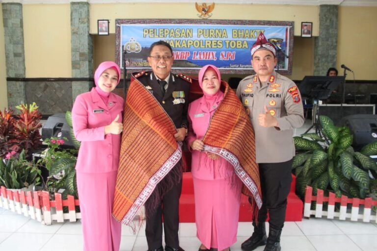 Kapolres Toba AKBP Taufik Hidayat Thayeb SH, SIK Pimpin Upacara Pelepasan Purna Bakti AKBP Lamin S.Pd
