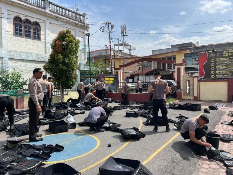 Samapta Polres Samosir Bersihkan Peralatan Dalmas Untuk Memantapkan Kesiapan Pemilu 2024