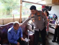 Kapolres Toba Datangi Rumah Anggotanya Yang Sedang Sakit
