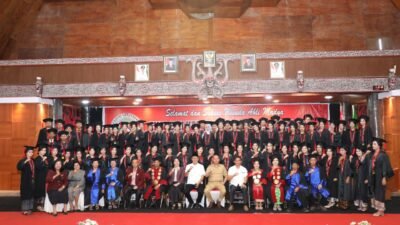 Wisuda Akademi Keperawatan Pemkab Tapanuli Utara, Bupati Taput Apresiasi Direktur Dan Dosen