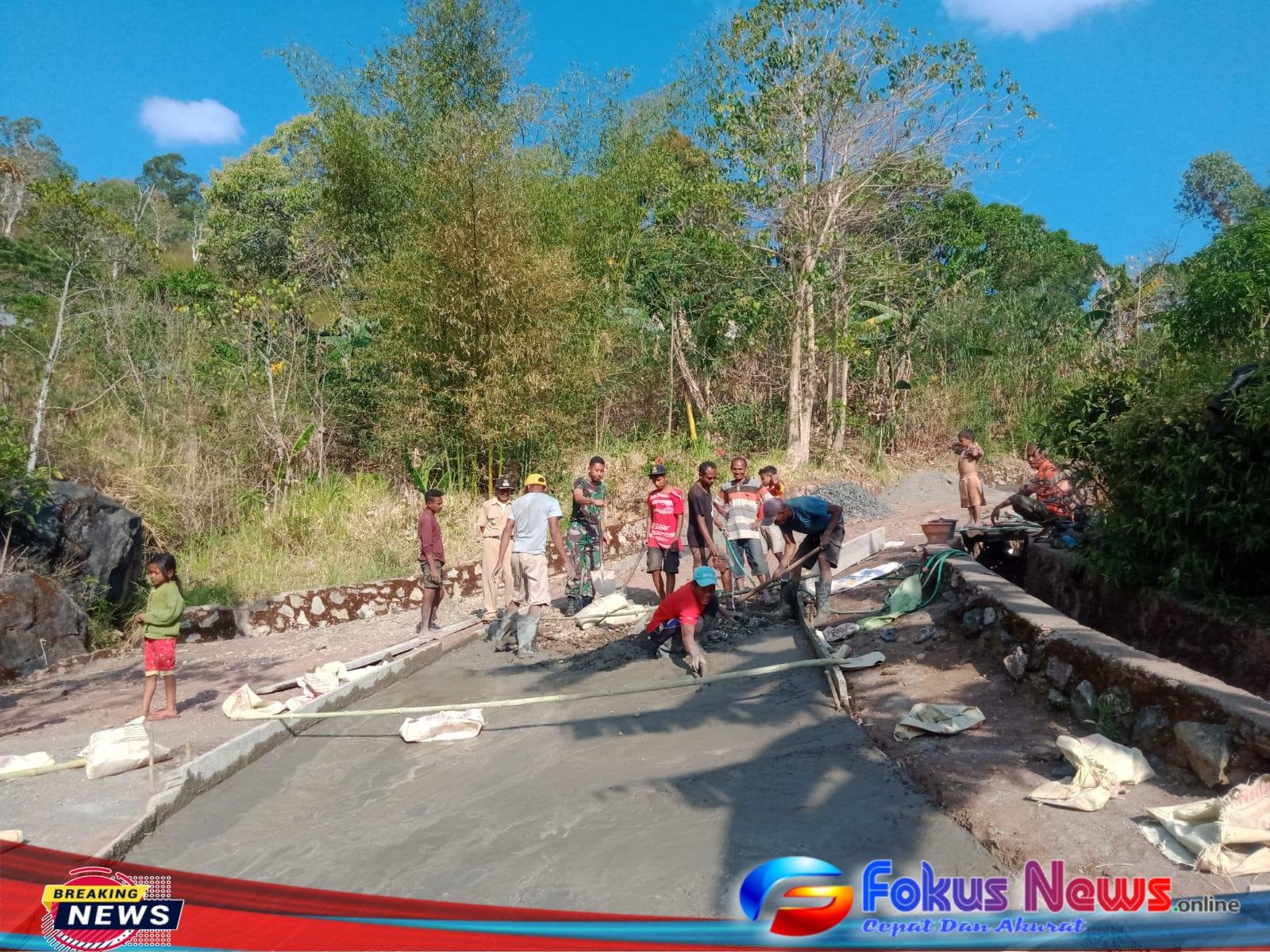 Babinsa 1621 TTS bersama warga melakukan pengerjaan rabat 