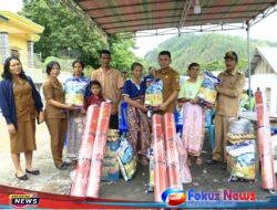 Dinas Sosial Dan PMD Samosir Serahkan Bantuan Kepada Korban Kebakaran Didesa Habeahan Napurahan Kecamatan Sianjur Mula-mula