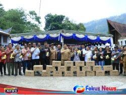 Bupati Samosir Vandiko T Gultom Memberikan Tambahan Anggaran Pembangunan Untuk Desa