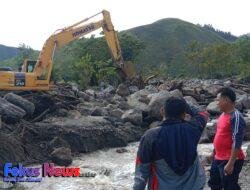 Pemerintah kecamatan Harian Mendampingi Operator Alat Berat Dinas PUTR Samosir Melaksanakan Kegiatan Normalisasi Aliran Sungai Di Desa Siparmahan