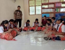 Siswi SMPN 2 Harian Laksanakan Kegiatan P5 Kearifan lokal : Mangaletek Baion
