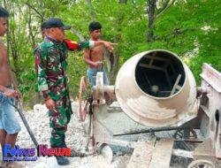 Lancarkan Mobilitas Masyarakat, Babinsa Koptu Pahlawan Kamis Ajak Warga Cor Jalan Rabat Beton