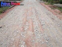 Masyarakat Dusun 5 Telaga Suka Desa Sei Sanggul Kecamatan Panai Hilir Kecewa Dengan Pekerjaan Pengerasan Jalan Diduga Asal Jadi