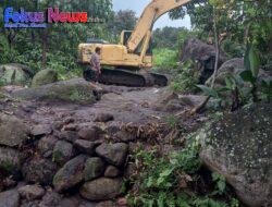 Dinas PUTR Samosir Melaksanakan Normalisasi Aliran Sungai Di Desa Janji Martahan Kecamatan Harian