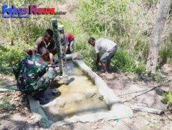 Babinsa Sertu Agustinus, Bersama Penjaga Pompa Desa Tofen Rutin Melakukan ini Demi Membantu Masyarakat 