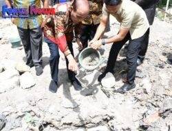 Wabup Samosir Meletakkan Batu Pertama Pembangunan Rumah Dinas Pelayan Full Timer Gereja HKBP Resort Pangururan Kota.