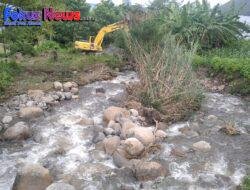 UPTD Peralatan Dinas PUTR Melakukan Normalisasi Aliran Sungai DiKecamatan Sitio-tio