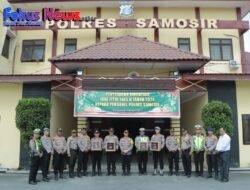AKBP Yogie Hardiman, S.H., S.I.K., M.H memberikan Bingkisan Lebaran kepada Personil Polres Samosir