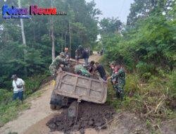 Danramil 03/Mollo Utara Kerahkan Anggota Gotong Royong Secara Swadaya