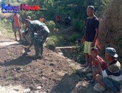 Guna Memperlancar Aktifitas dan Transportasi Warga, Babinsa Koramil 03/Mollo Utara Gotong Royong Perbaiki Jalan Rusak