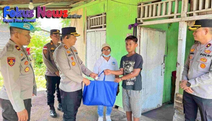 Kapolres Bitung Berikan Bantuan Sembako Kepada Josua Lahama, Anak Yang Masih Sekolah Sambil Kerja Bantu Hidupi Kehidupan Ayahnya Yang Sakit