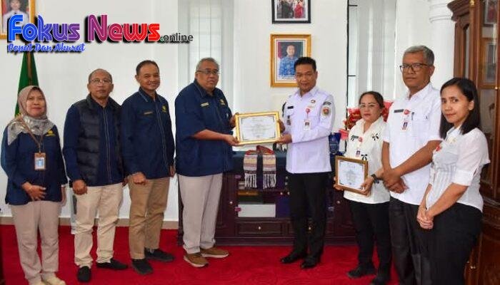Bupati Humbahas Terima Piagam Penghargaan, Penyaluran Dana Desa Tercepat Lingkup Wilayah Pembayaran KPPN Balige Tahun Anggaran 2025