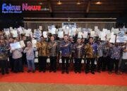 Pemerintah Serahkan 1.120 Sertipikat Tanah untuk Transmigran di Sukabumi, Wamen Ossy: Ini Pengakuan Negara