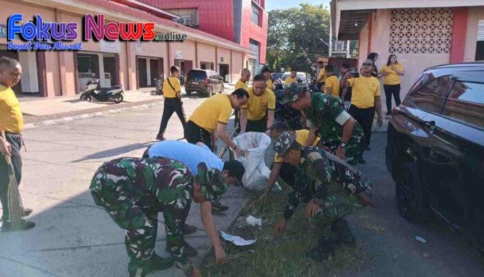 Sinergi Aparat dan Perumda Pasar, Lingkungan Pasar Cita Bitung Dibersihkan