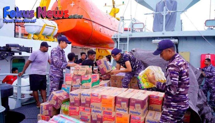 Tembus Kawio, KRI Selar-879 Kirim Ratusan Ton Logistik Bantuan Gempa