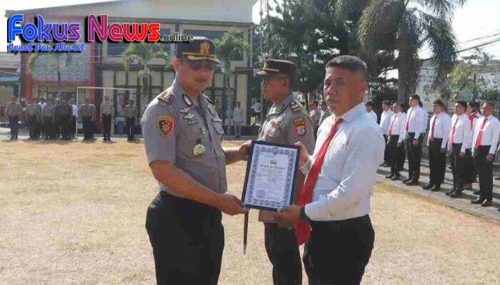 Peduli Sesama, Dua Personel Polres Bitung Terima Penghargaan